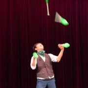 たくぞー（ジャグリング：クラブトス） 